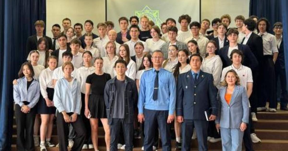 Актер Даурен Сергазин и прокуроры встретились со столичными выпускниками