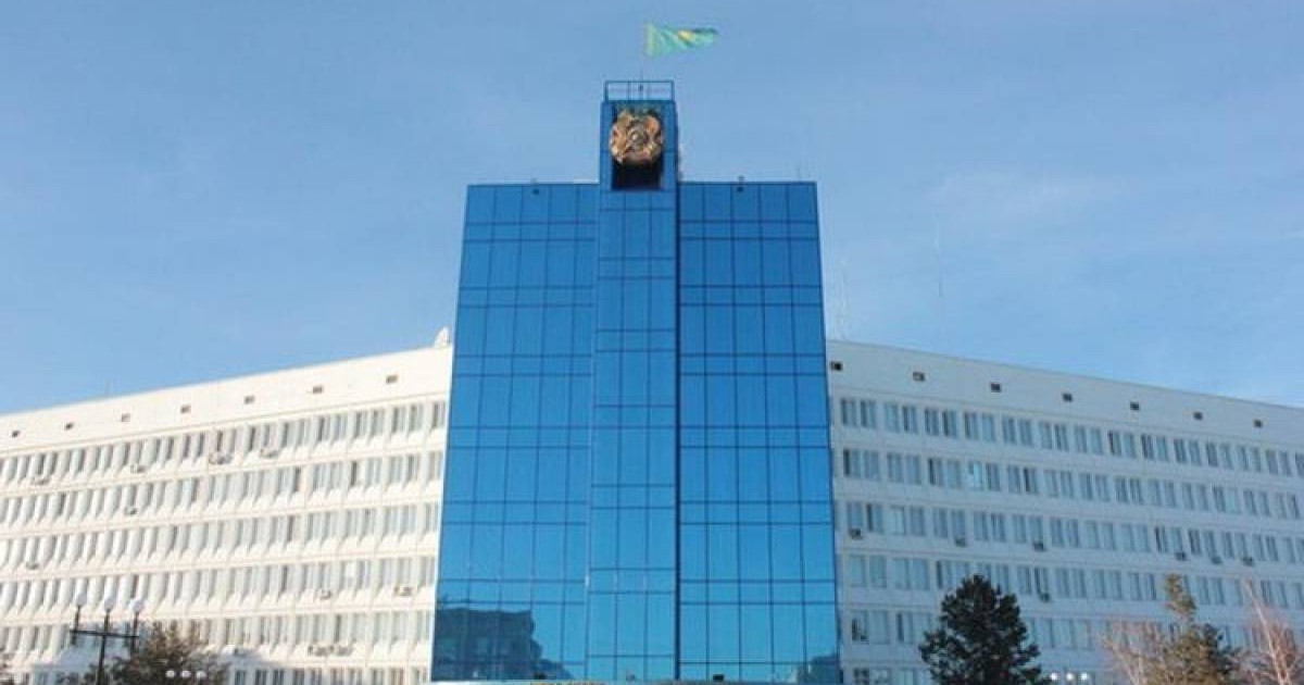 Пенсионерка едва не упала с четвертого этажа в Костанайской области