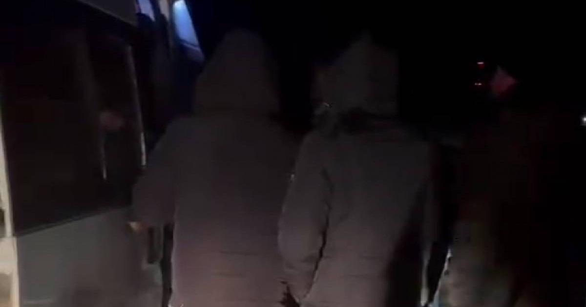 Более 30 россиян на двух микроавтобусах застряли в мороз на трассе в Актюбинской области