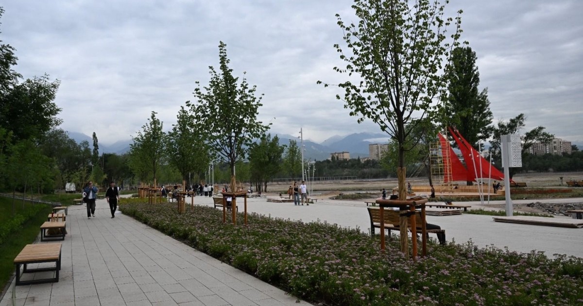 В Алматы на озере Сайран проведена консервация мостов и утепление водных растений