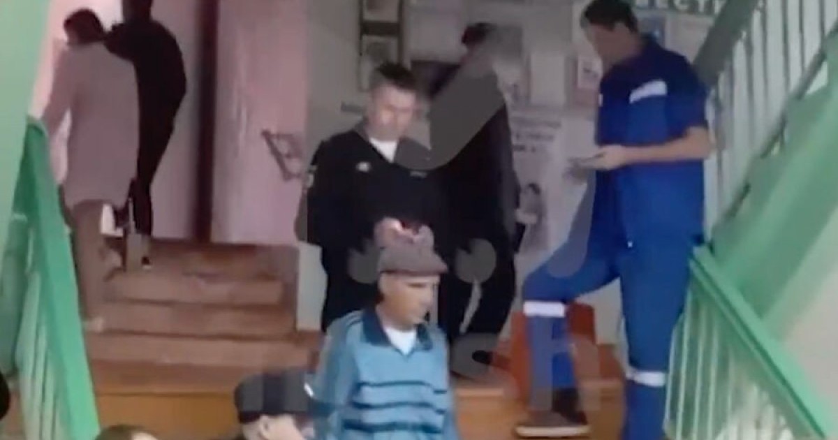 Школьница напала с ножом на учительницу перед линейкой (ВИДЕО)