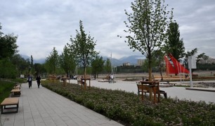 В Алматы на озере Сайран проведена консервация мостов и утепление водных растений