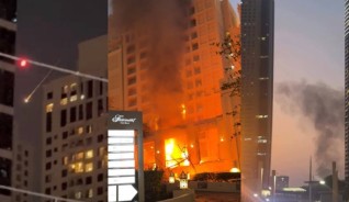 В Дубае казахстанцев просят спуститься с верхних этажей и не приближаться к окнам