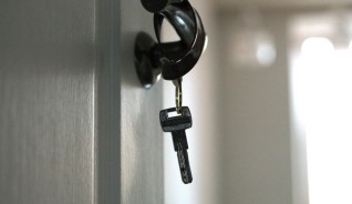Женщина нашла ключ в ботинке и обокрала квартиру