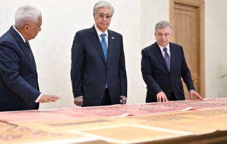 Президент Узбекистана передал Президенту Казахстана ценные исторические документы