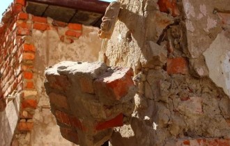 В Карагандинской области на трехлетнего ребенка упал кирпич с крыши (ВИДЕО)