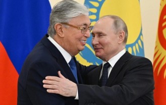 Путин поздравил Токаева с Днём Победы