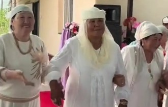 Обряд "кыз узату" 69-летней невесты взорвало интернет (ВИДЕО)