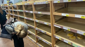 США на пороге мощного шторма: пустые полки встревожили жителей