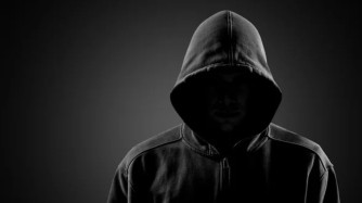 В Алматы мужчина с ножом разгуливал по ЖК — его задержали