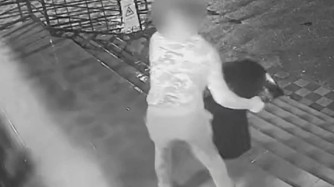 Мужчина разбил дверь аптеки мусорной урной в ЗКО (видео)