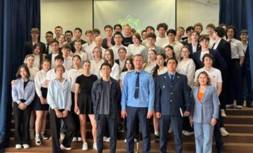 Актер Даурен Сергазин и прокуроры встретились со столичными выпускниками