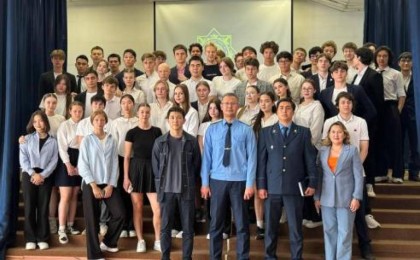 Актер Даурен Сергазин и прокуроры встретились со столичными выпускниками