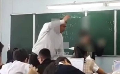 В Актау учитель математики замахивался руками на детей и угрожал