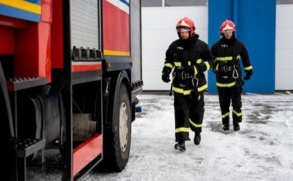 В Атырау пожарные спасли 25 человек из горящего дома