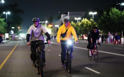 В Алматы впервые состоялся масштабный ночной велопробег Almaty Glow Ride