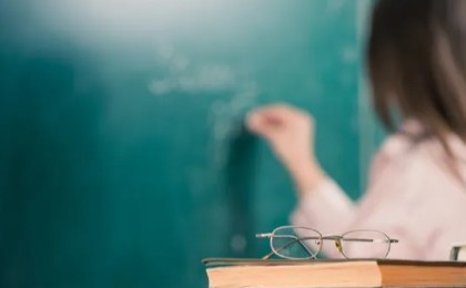 В Актобе учительницу обязали вернуть почти миллион тенге за неотработанный грант