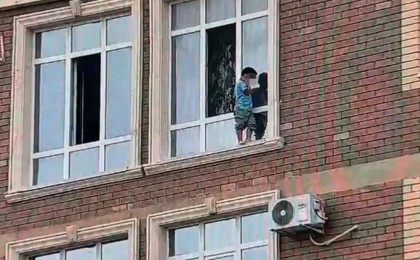 В Актау ребенок оказался на внешнем подоконнике 10-го этажа (ВИДЕО)