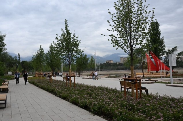 В Алматы на озере Сайран проведена консервация мостов и утепление водных растений