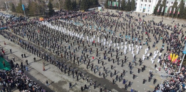 В Кокшетау 2000 человек одновременно станцевали кара жорга (ВИДЕО)