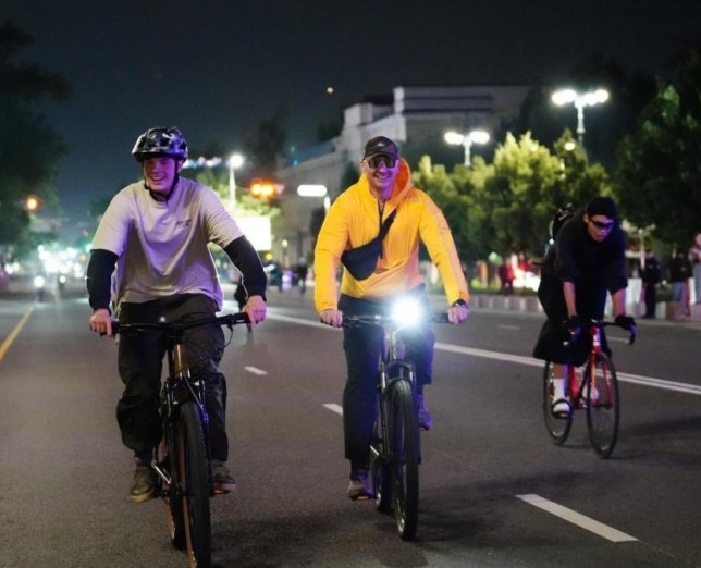 В Алматы впервые состоялся масштабный ночной велопробег Almaty Glow Ride