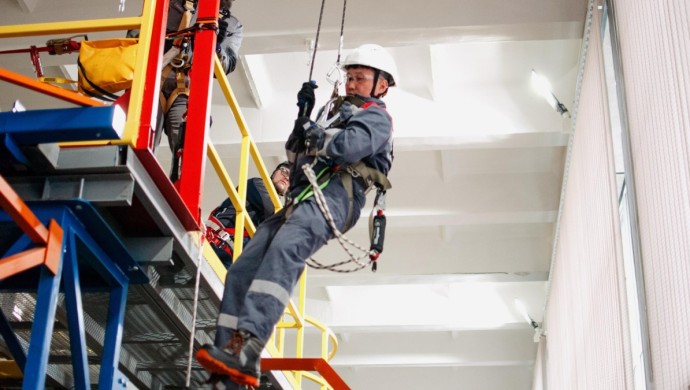 В Темиртау прошла эстафета по безопасному выполнению работ на высоте