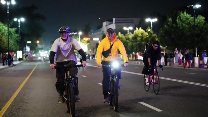 В Алматы впервые состоялся масштабный ночной велопробег Almaty Glow Ride