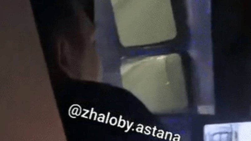 Курящий водитель автобуса в Астане вызвал споры в сети