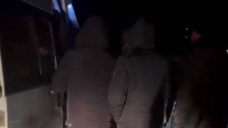 Более 30 россиян на двух микроавтобусах застряли в мороз на трассе в Актюбинской области