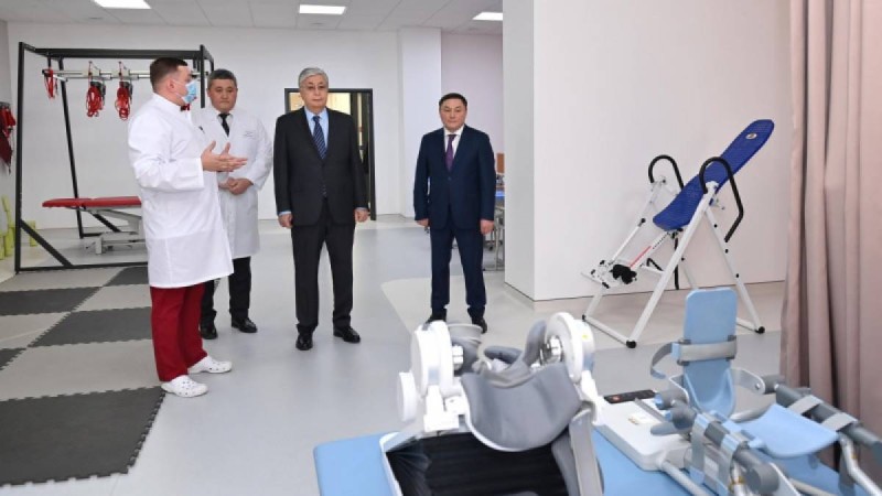 Токаев посетил реабилитационный центр в Кокшетау