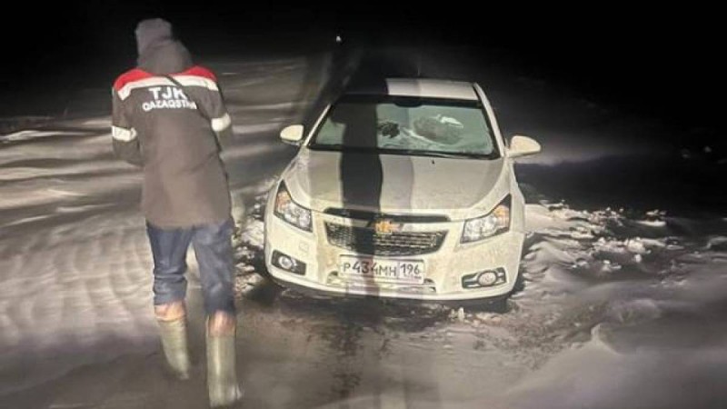 Дети замерзали на трассе в Костанайской области: видео