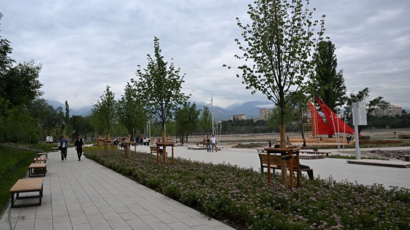 В Алматы на озере Сайран проведена консервация мостов и утепление водных растений