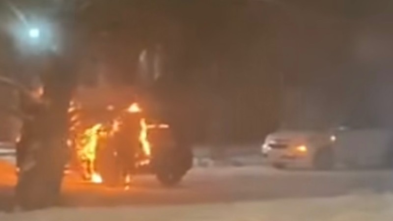 В Семее неизвестный поджёг автомобили полиции (ВИДЕО)