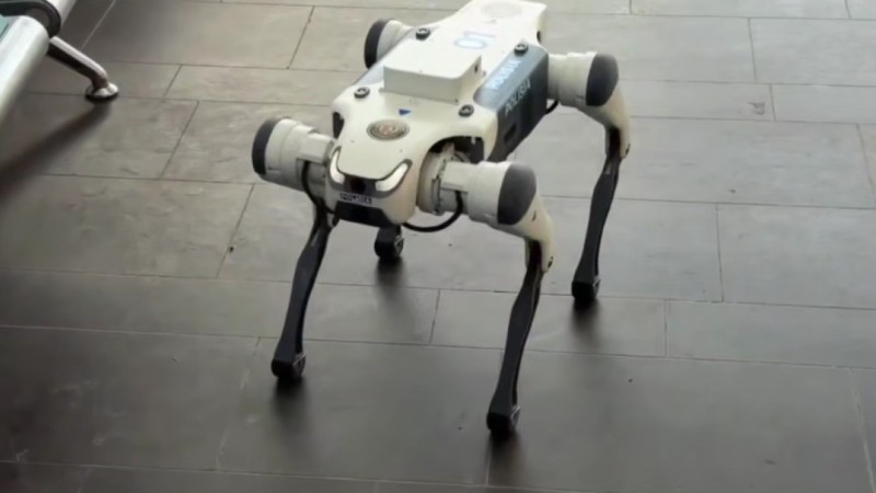 Робот-собака помогает полиции следить за безопасностью