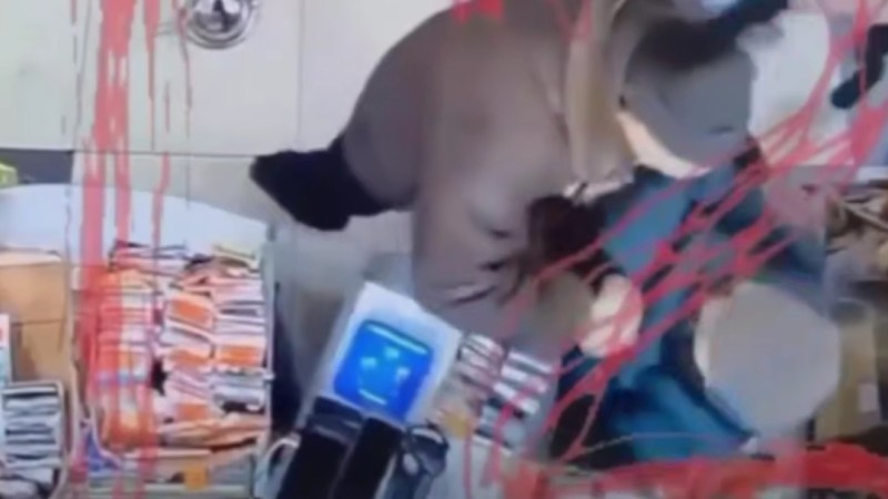 Неизвестный напал с ножом на пенсионерку в магазине