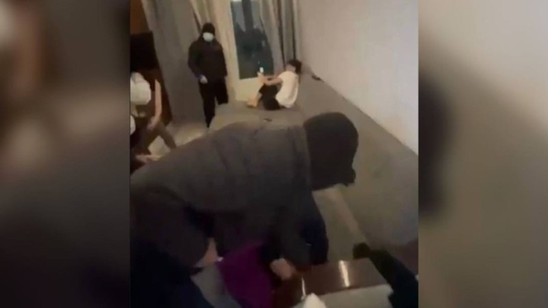 В Алматы вооружённая группа напала на хозяев жилья