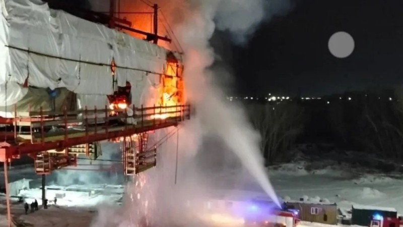 В Павлодаре на строящемся за десятки миллиардов мосту произошёл пожар (ВИДЕО)