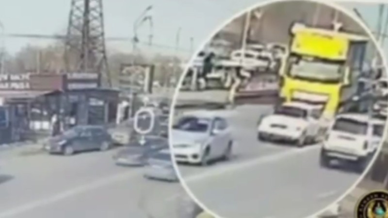 Пешеход погиб под колёсами грузового автомобиля в Алматы(ВИЕДО)