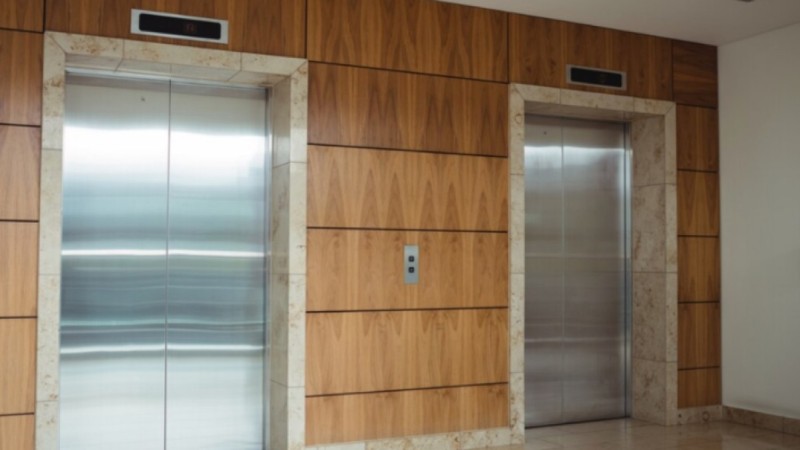 Лифт с пассажиркой сорвался в новом ЖК Шымкента