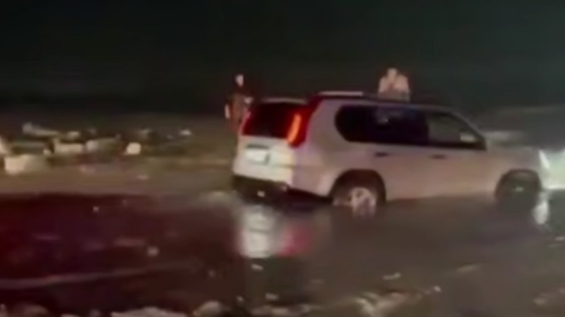 На Капшагае автомобиль с пассажирами ушёл под лёд