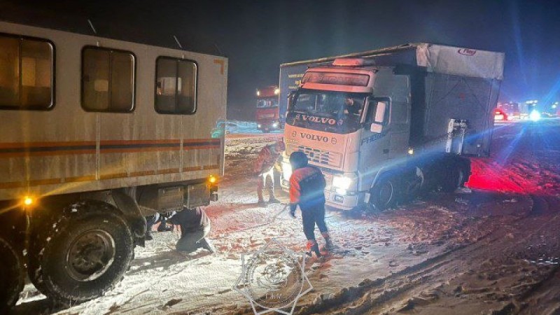 МЧС вызволило 80 машин из снежных заносов на перевале Кордай