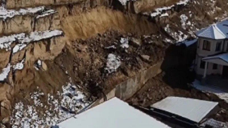 В Алматинской области со склона горы сошёл грунт на коттеджный городок (ВИДЕО)