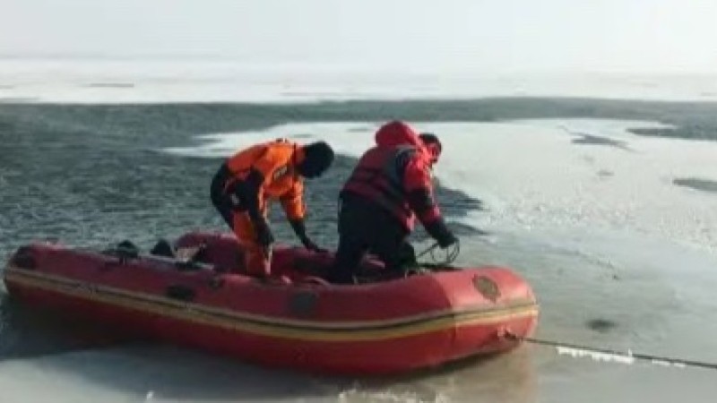 Автомобиль с супругами ушёл под лёд в Карагандинской области