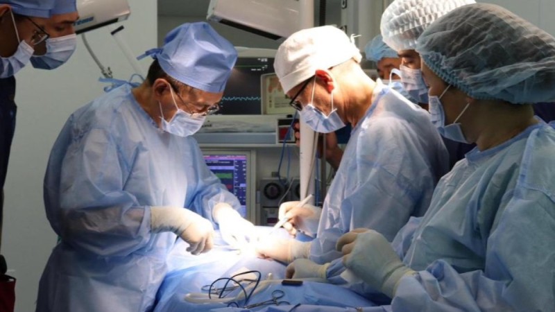 Хирурги в Алматы извлекли 31 магнит из кишечника малыша