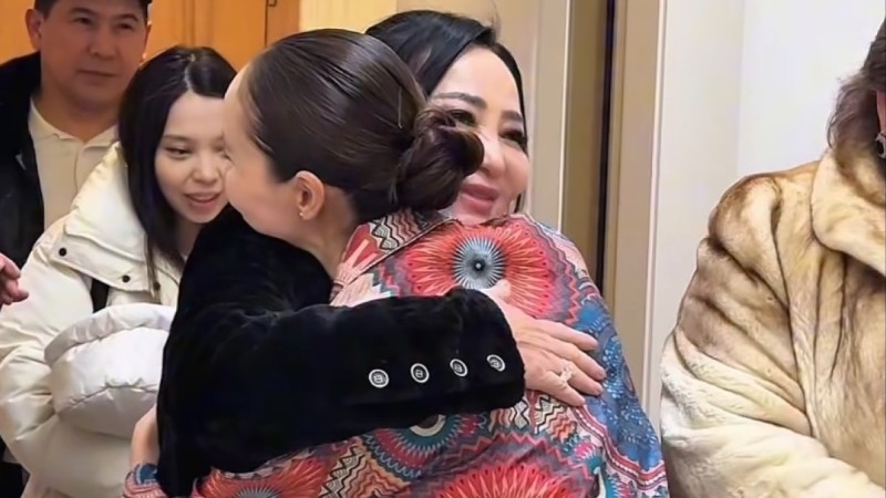 Мать Кайрата Нуртаса пришла на новоселье к невестке (ВИДЕО)