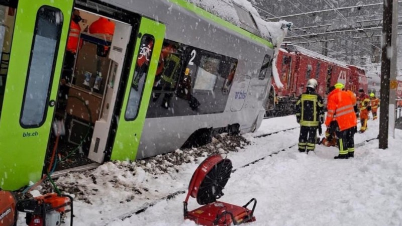 Поезд сошел с рельсов из-за снежной лавины