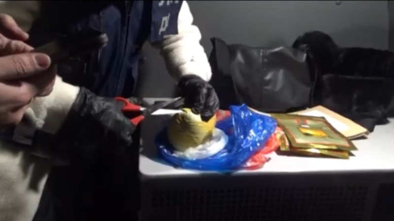 В столице задержали женщину с килограммом гашиша в сумке