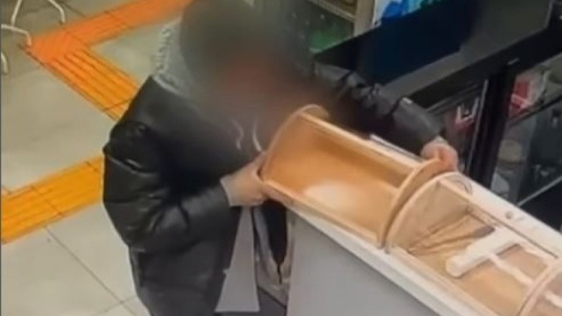 В Астане мужчина украл деньги из медучреждения