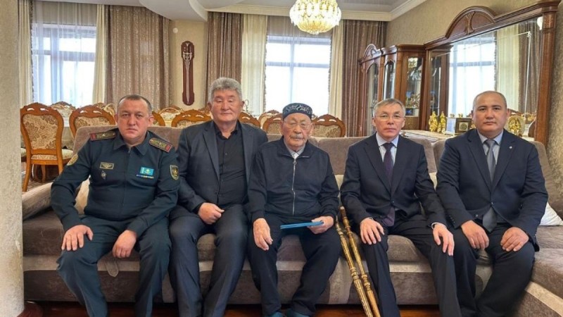 78 внуков и правнуков: военнослужащие поздравили ветерана с 101-летием