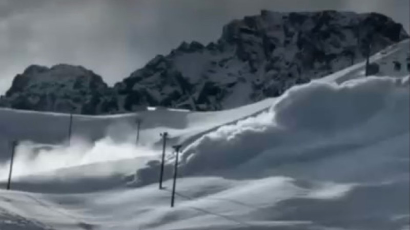 Мужчину накрыло снежной лавиной в Алматы